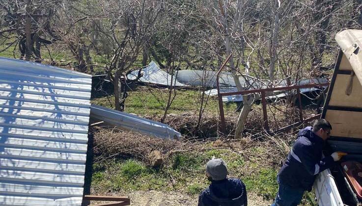 Fırtına Gazipaşa’da köy konağının çatısını uçurdu