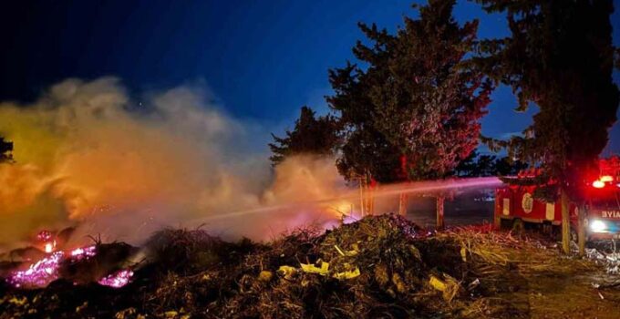 Gazipaşa’da atıkların biriktiği sahilde çöplük yangını