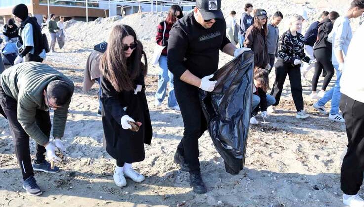 Alanya’da gençlerden sahil temizliği