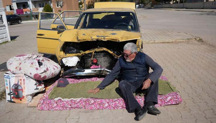 Sosyal medyadan tanışıp evlenen 62 yaşındaki adam, 4 aydır hayatını arabasının içinde geçiriyor