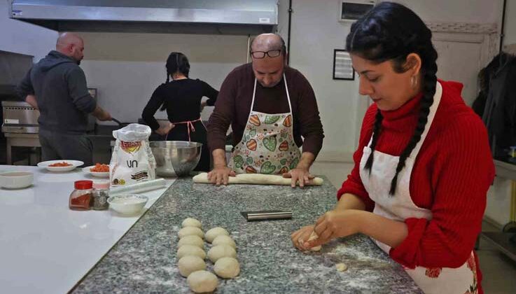 Erkekler hamur açıyor, kadınlar iş hayatına adım atıyor