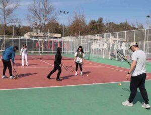 Büyükşehir Belediyesi’nden ücretsiz tenis eğitimi