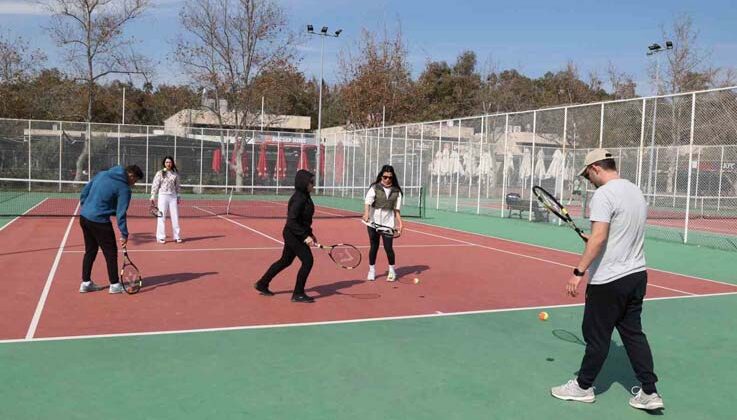 Büyükşehir Belediyesi’nden ücretsiz tenis eğitimi