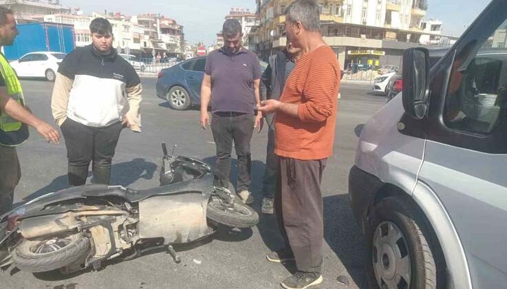 Minibüs ile çarpışan motosikletin sürücüsü yaralandı