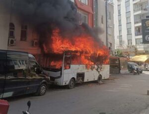 Midibüs alev alev yandı, mahalle sakinleri endişe içinde izledi