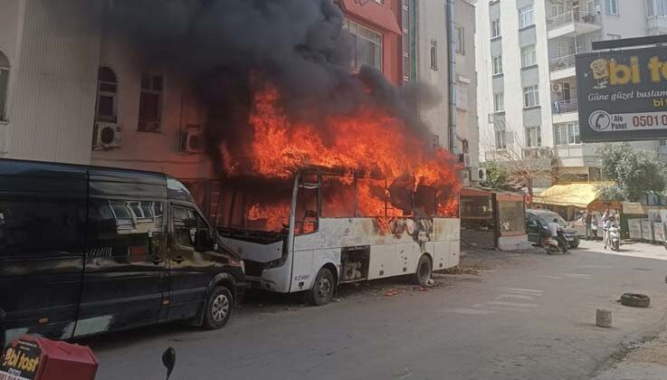 Midibüs alev alev yandı, mahalle sakinleri endişe içinde izledi