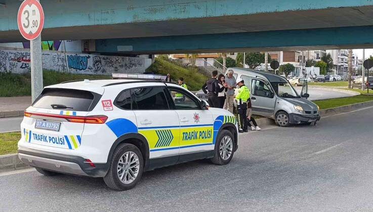 Hafif ticari araç refüje çıktı: 1 yaralı