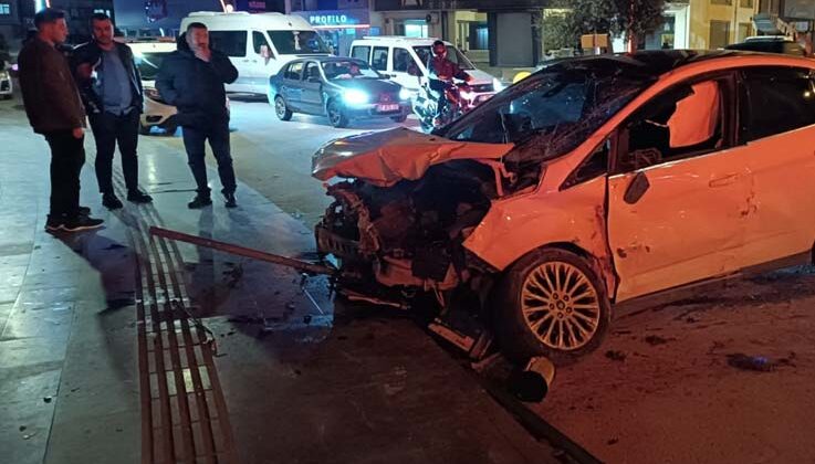 Serik’te Tofaş otomobilin hurdaya döndüğü kazada 1’i ağır 3 kişi yaralandı