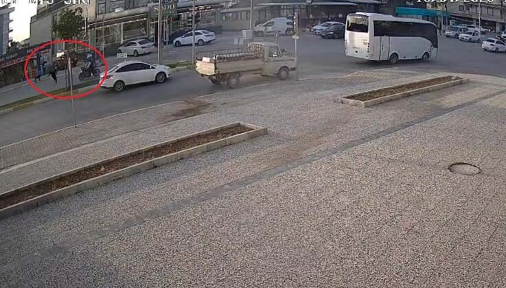 Sahipsiz köpekten korkarak yola fırlayan çocuğa motosiklet çarptı